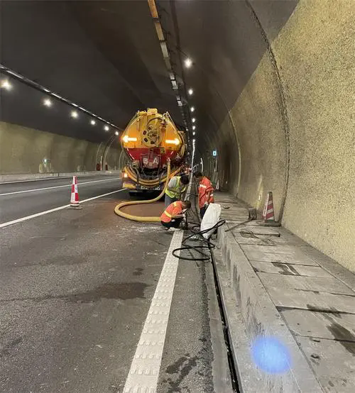 沈阳隧道排水渠清淤